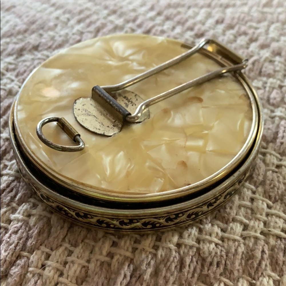 Vintage powder/mirror compact